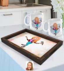 Kişiye Özel Şarkı Söyleyen Kız Karikatürlü Doğal Ahşap Tepsi ve 2’li Kupa Bardak Seti-1