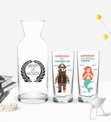 Kişiye Özel Renkli Baskılı Masanın En Yakışıklısı - En Güzel Kadını Tasarımlı İkili Rakı Bardağı ve Karaf Hediye Seti-1