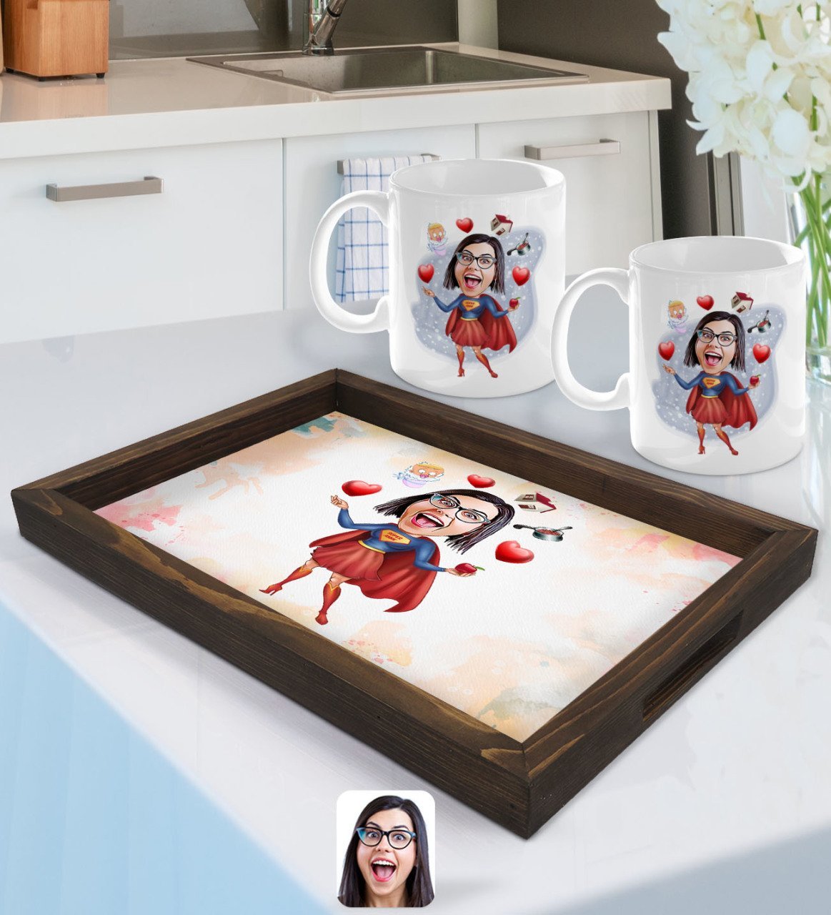 Kişiye Özel Süper Anne Karikatürlü Doğal Ahşap Tepsi ve 2’li Kupa Bardak Seti-2