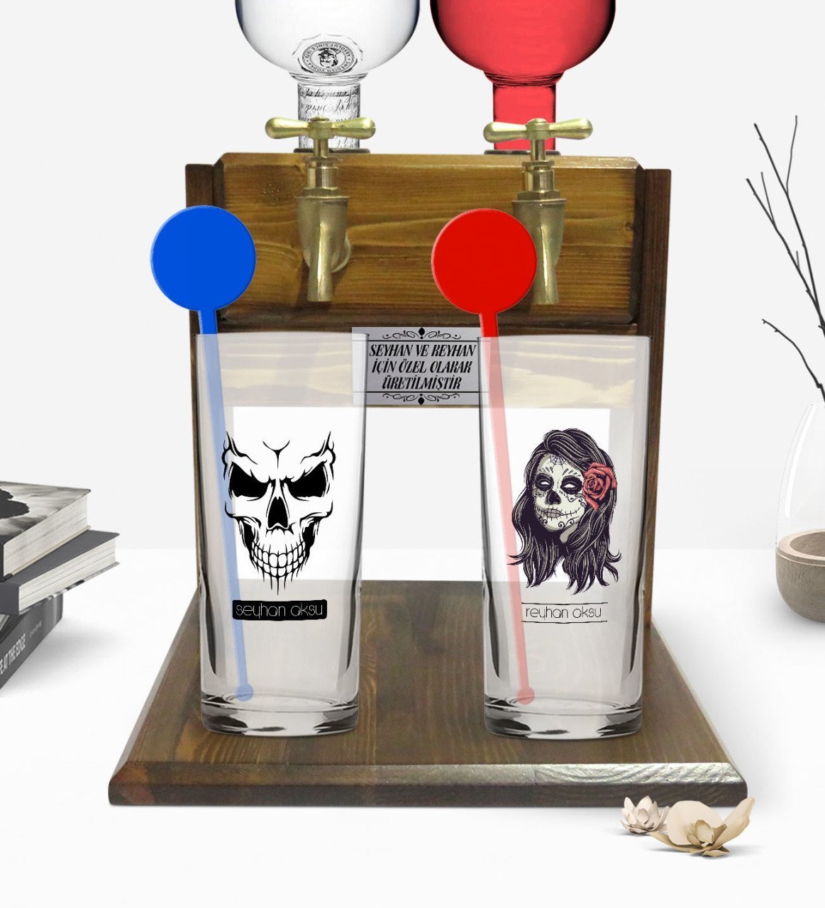 Kişiye Özel Renkli Baskılı Erkek ve Kadın Kurukafa Tasarımlı İkili Vodka Bardağı ve Çift Musluklu Doğal Ahşap Vodka Standı-2