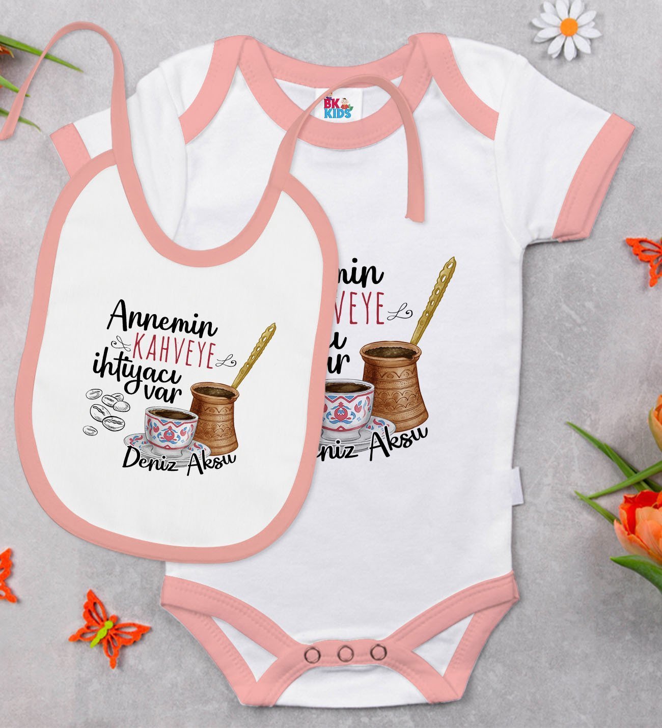 BK Kids Kişiye Özel Annemin Kahveye İhtiyacı Var Tasarımlı Pembe Bebek Body Zıbın ve Mama Önlüğü Hediye Seti