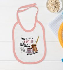 BK Kids Kişiye Özel Annemin Kahveye İhtiyacı Var Tasarımlı Pembe Bebek Body Zıbın ve Mama Önlüğü Hediye Seti