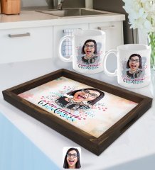 Kişiye Özel O Bir Çiçek Karikatürlü Doğal Ahşap Tepsi ve 2’li Kupa Bardak Seti-2