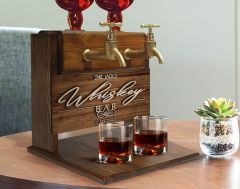 BK Gift Kişiye Özel Kabartma İsimli Çift Musluklu Doğal Ahşap Viski Standı, İçki Standı, Doğum Günü Hediyesi, Ev Hediyesi, Erkek Hediye-28