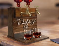 BK Gift Kişiye Özel Kabartma İsimli Çift Musluklu Doğal Ahşap Viski Standı, İçki Standı, Doğum Günü Hediyesi, Ev Hediyesi, Erkek Hediye-27