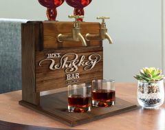 BK Gift Kişiye Özel Kabartma İsimli Çift Musluklu Doğal Ahşap Viski Standı, İçki Standı, Doğum Günü Hediyesi, Ev Hediyesi, Erkek Hediye-27