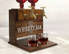 BK Gift Kişiye Özel Kabartma İsimli Çift Musluklu Doğal Ahşap Viski Standı, İçki Standı, Doğum Günü Hediyesi, Ev Hediyesi, Erkek Hediye-25