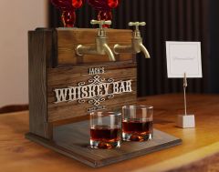 BK Gift Kişiye Özel Kabartma İsimli Çift Musluklu Doğal Ahşap Viski Standı, İçki Standı, Doğum Günü Hediyesi, Ev Hediyesi, Erkek Hediye-25