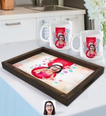 Kişiye Özel Kadınlar Günü Karikatürlü Doğal Ahşap Tepsi ve 2’li Kupa Bardak Seti-3