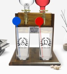 Kişiye Özel Renkli Baskılı Çelenk Baş Harfli İsimli İkili Vodka Bardağı ve Çift Musluklu Doğal Ahşap Vodka Standı-4