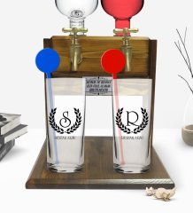 Kişiye Özel Renkli Baskılı Çelenk Baş Harfli İsimli İkili Vodka Bardağı ve Çift Musluklu Doğal Ahşap Vodka Standı-3