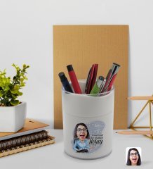 BK Gift Kişiye Özel Kadın Kolay Yetişmiyor Karikatürlü Beyaz Akrilik Kalemlik - Model 2