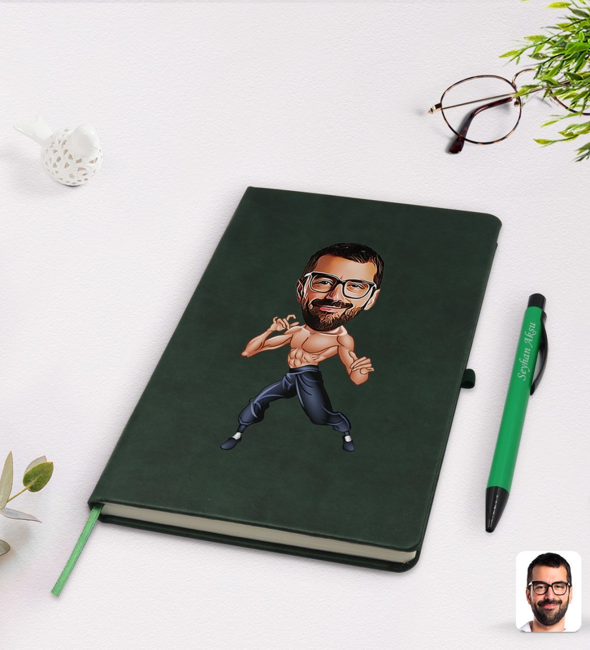 Kişiye Özel Bruce Lee Karikatürlü Yeşil Termo Deri Defter Kalem Seti Model 1
