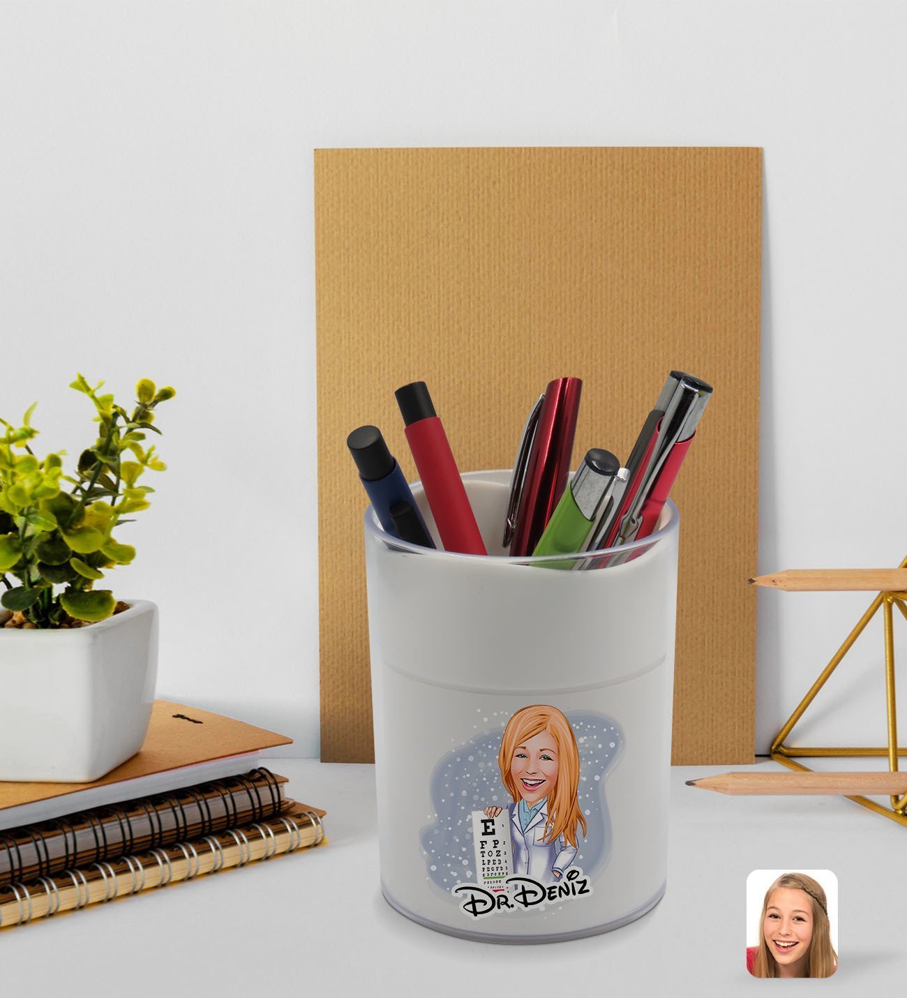 BK Gift Kişiye Özel Kadın Göz Doktoru Karikatürlü Beyaz Akrilik Kalemlik - Model 1