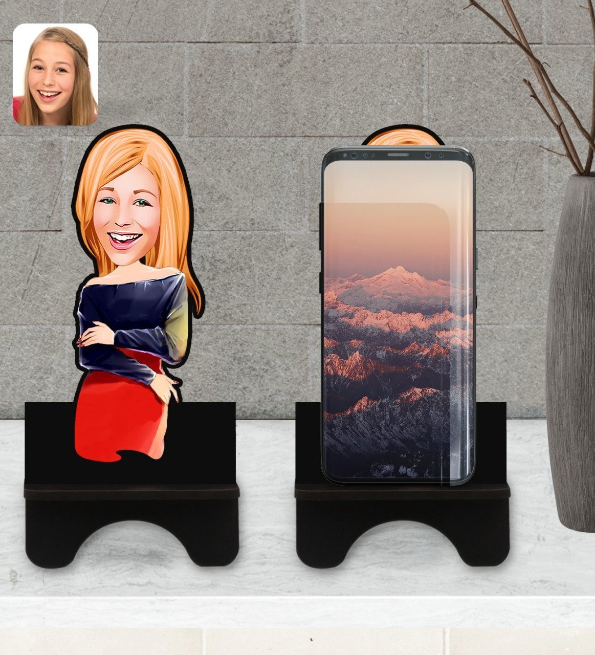 Kişiye Özel Kadın Karikatürlü Ahşap Biblo Telefon Standı-12