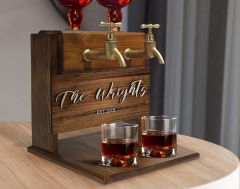 BK Gift Kişiye Özel Kabartma İsimli Çift Musluklu Doğal Ahşap Viski Standı, İçki Standı, Doğum Günü Hediyesi, Ev Hediyesi, Erkek Hediye-14