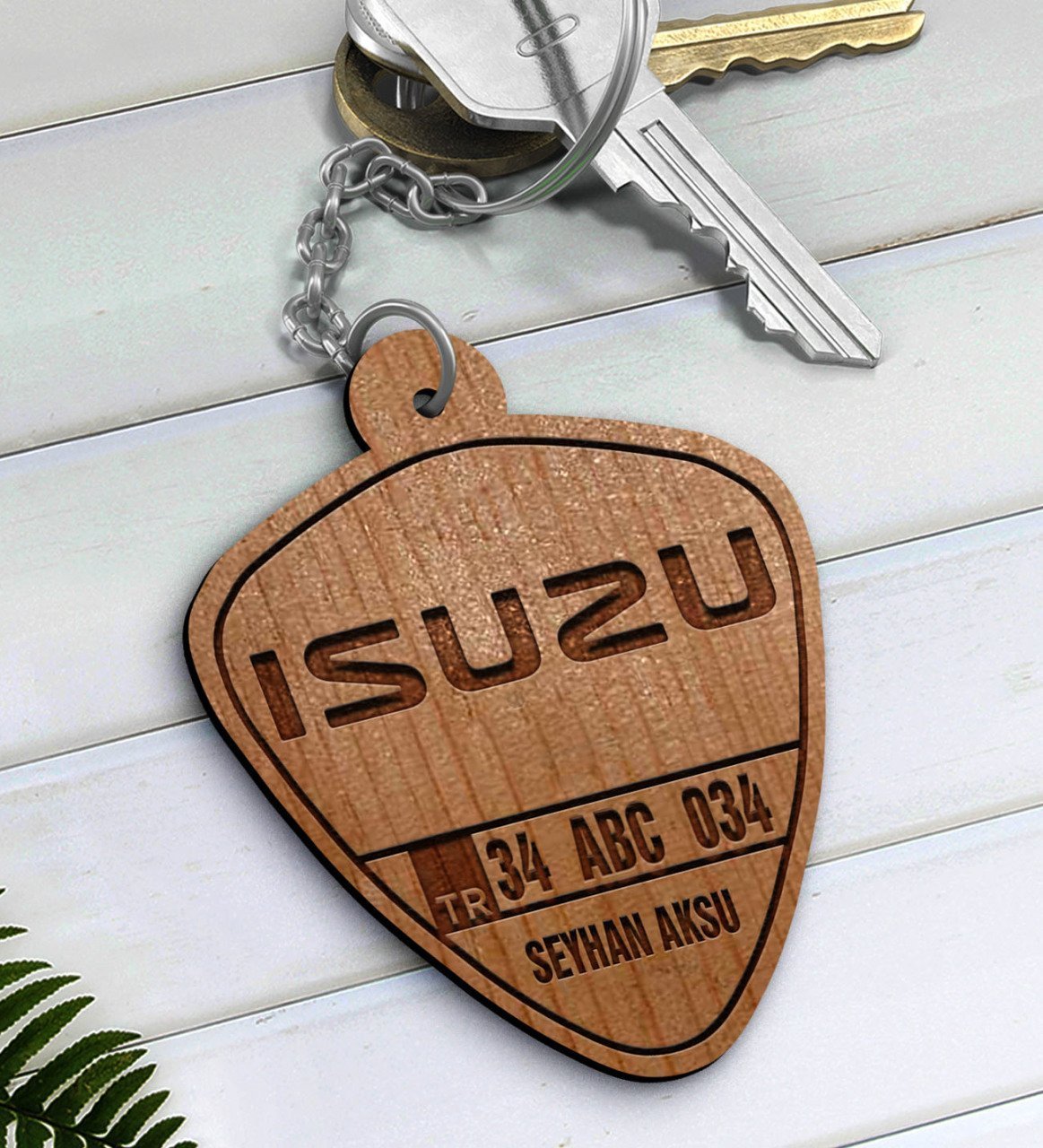Kişiye Özel İsimli Plakalı Isuzu Ahşap Anahtarlık-1