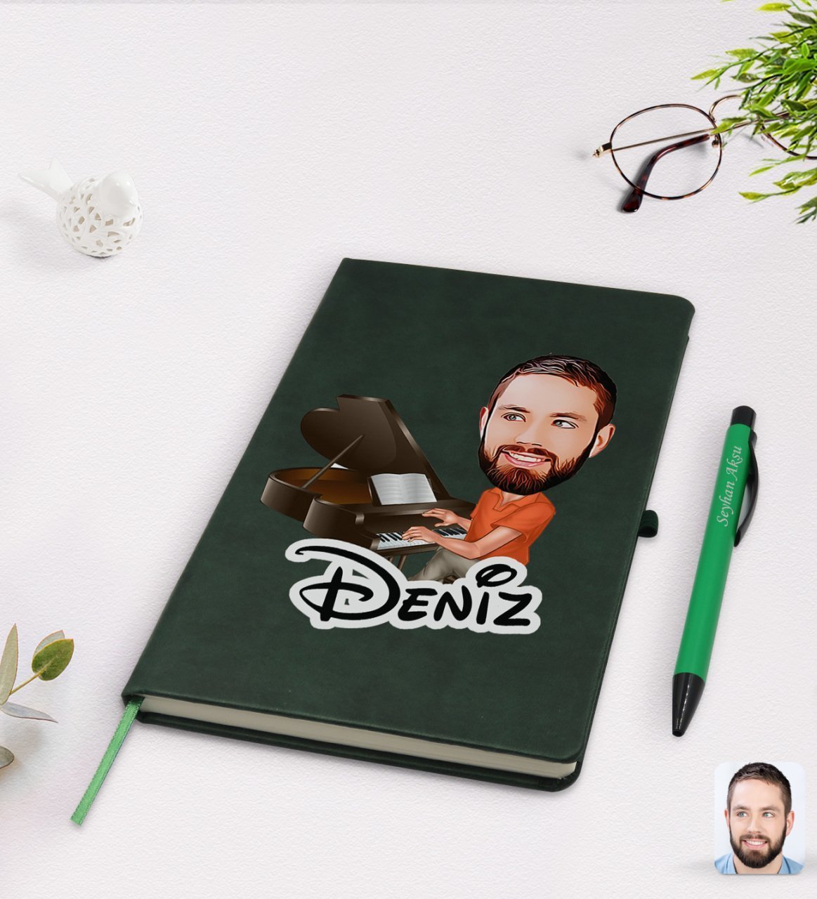 Kişiye Özel Erkek Piyanist Karikatürlü Yeşil Termo Deri Defter Kalem Seti Model 1