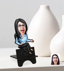 Kişiye Özel Kadın Patron Karikatürlü Ahşap Biblo Telefon Standı-5