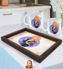 Kişiye Özel Kadın Yönetici Karikatürlü Doğal Ahşap Tepsi ve 2’li Kupa Bardak Seti-1