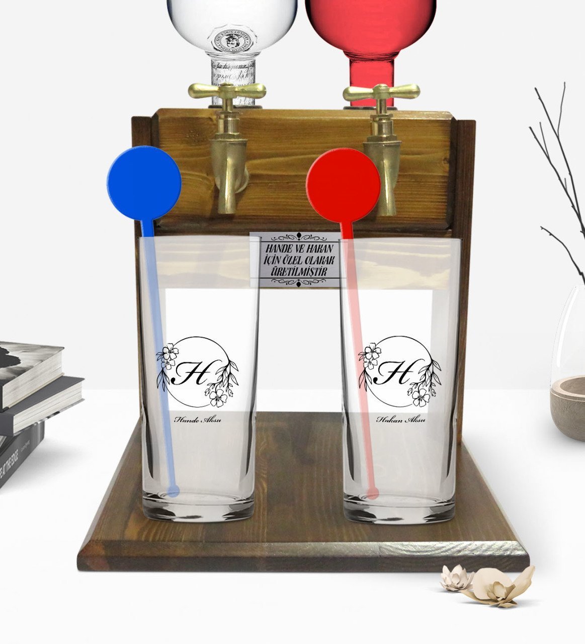 Kişiye Özel Renkli Baskılı Baş Harf İsim Tasarımlı İkili Vodka Bardağı ve Çift Musluklu Doğal Ahşap Vodka Standı-5