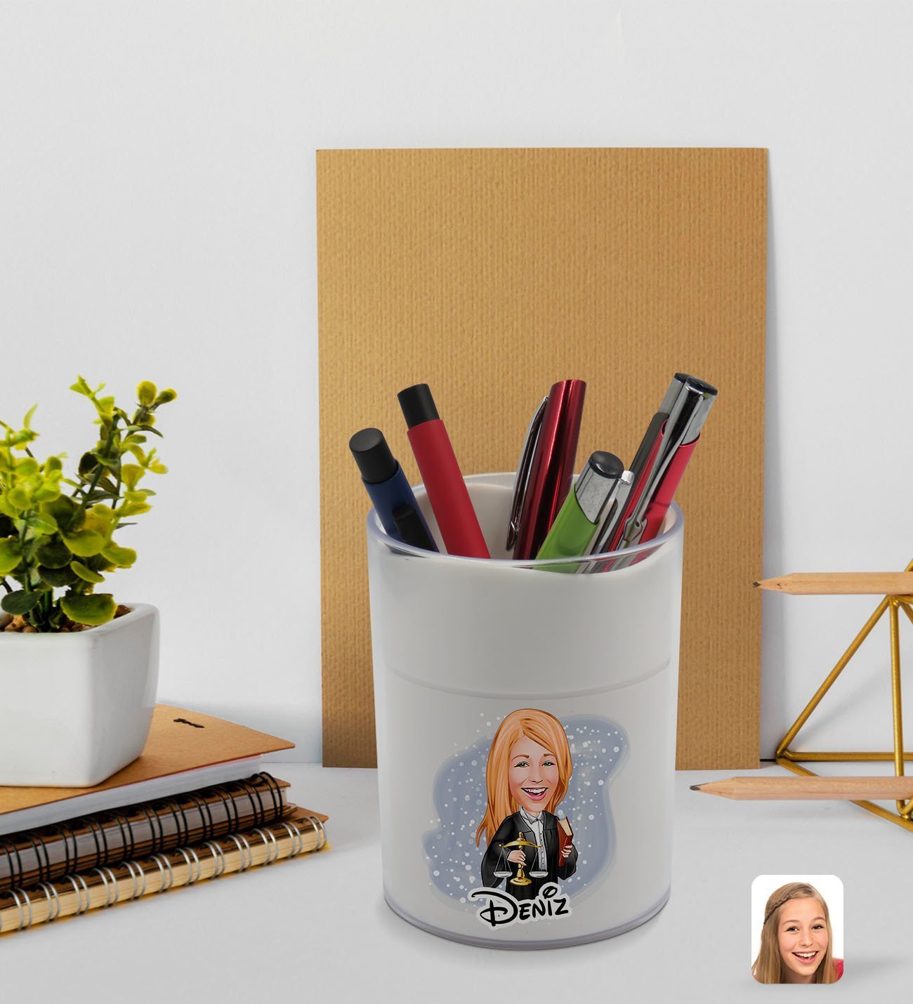 BK Gift Kişiye Özel Kadın Avukat Karikatürlü Beyaz Akrilik Kalemlik - Model 1