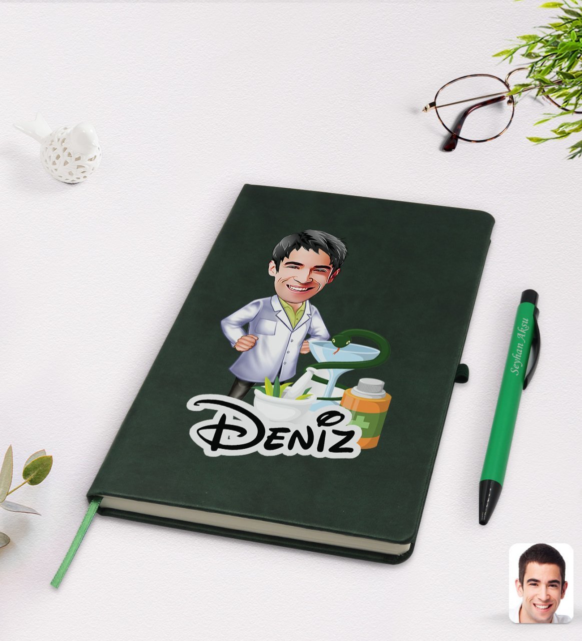 Kişiye Özel Erkek Eczacı Karikatürlü Yeşil Termo Deri Defter Kalem Seti Model 2