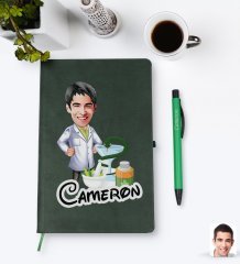 Kişiye Özel Erkek Eczacı Karikatürlü Yeşil Termo Deri Defter Kalem Seti Model 2