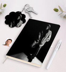 Kişiye Özel Erkek İllüstrasyon Tasarımlı Beyaz Defter Kalem ve Anahtarlık Hediye Seti