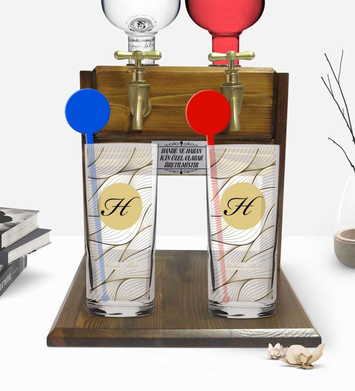 Kişiye Özel Renkli Baskılı Baş Harf İsim Tasarımlı İkili Vodka Bardağı ve Çift Musluklu Doğal Ahşap Vodka Standı-3
