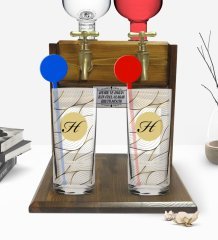 Kişiye Özel Renkli Baskılı Baş Harf İsim Tasarımlı İkili Vodka Bardağı ve Çift Musluklu Doğal Ahşap Vodka Standı-3