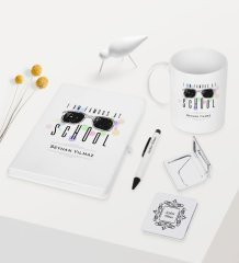 Kişiye Özel Okulda Ünlüyüm Temalı Beyaz Defter Kalem Kupa Ayna Seti - 2