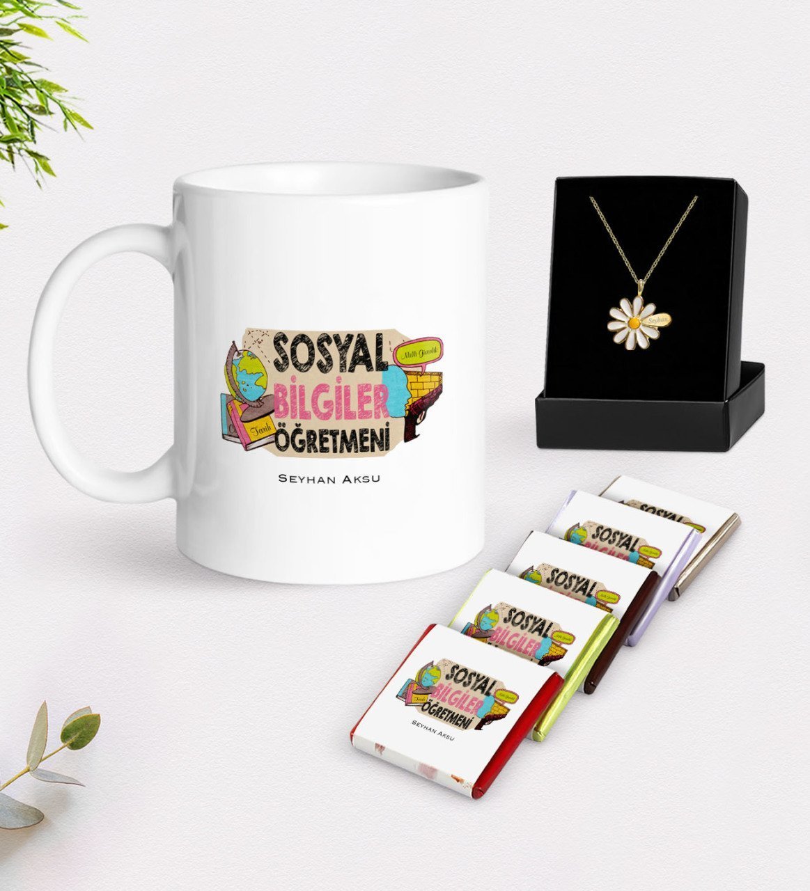 Kişiye Özel Sosyal Bilgiler Öğretmeni Beyaz Kupa Çikolata ve İsimli Papatya Kolye Hediye Seti-3