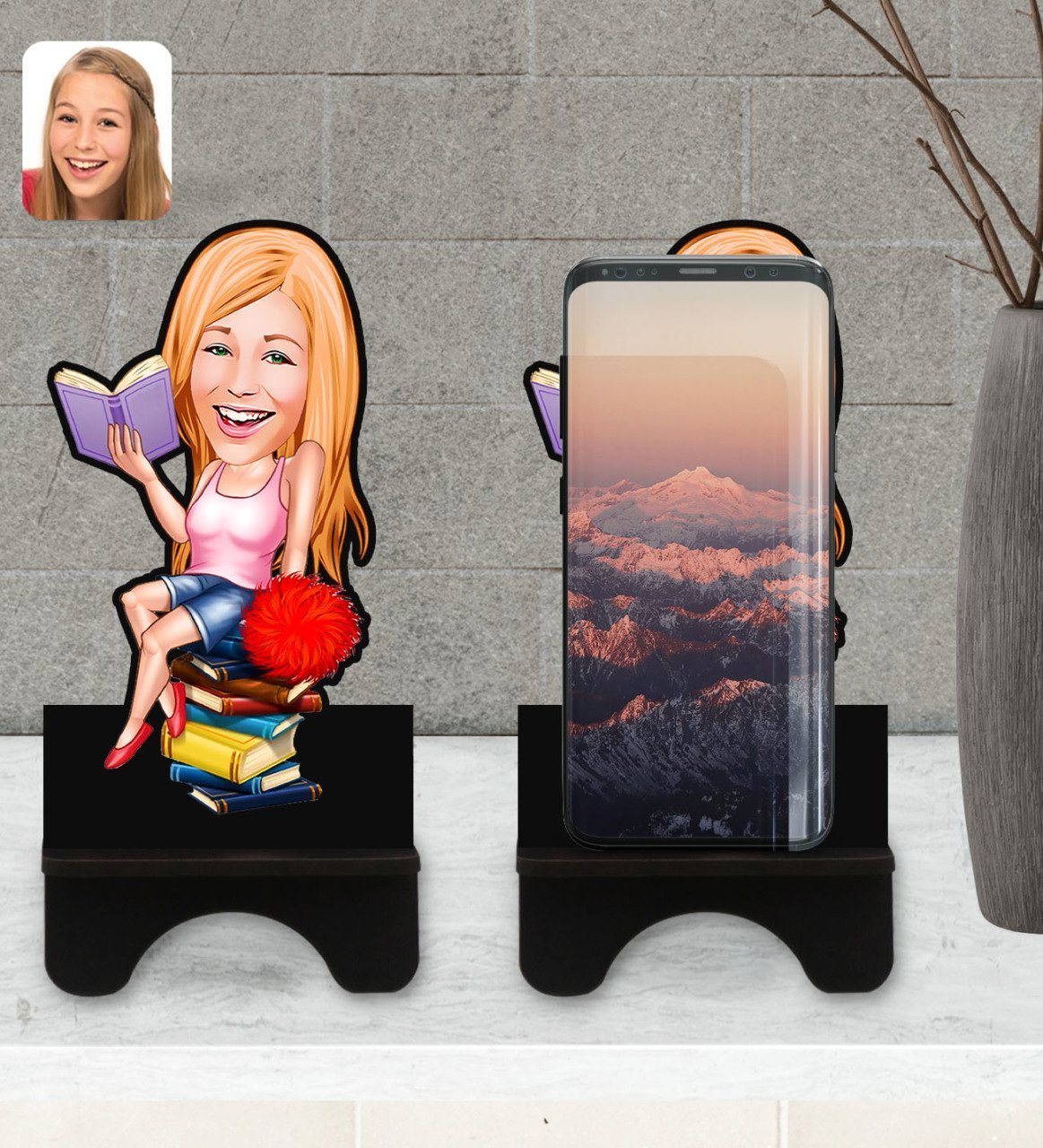 Kişiye Özel Kadın Öğrenci Karikatürlü Ahşap Biblo Telefon Standı-1