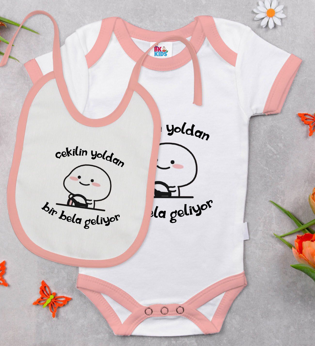 BK Kids Bir Bela Geliyor Tasarımlı Pembe Bebek Body Zıbın ve Mama Önlüğü Hediye Seti-1