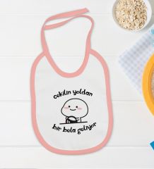 BK Kids Bir Bela Geliyor Tasarımlı Pembe Bebek Body Zıbın ve Mama Önlüğü Hediye Seti-1