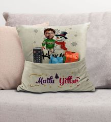 BK Gift Kişiye Özel Yılbaşı Karikatür Tasarımlı Organizer Kumanda ve Atıştırmalık Cepli Krem Kırlent Yastık- 9, Yılbaşı Hediyesi, Yeni Yıl Hediyeleri