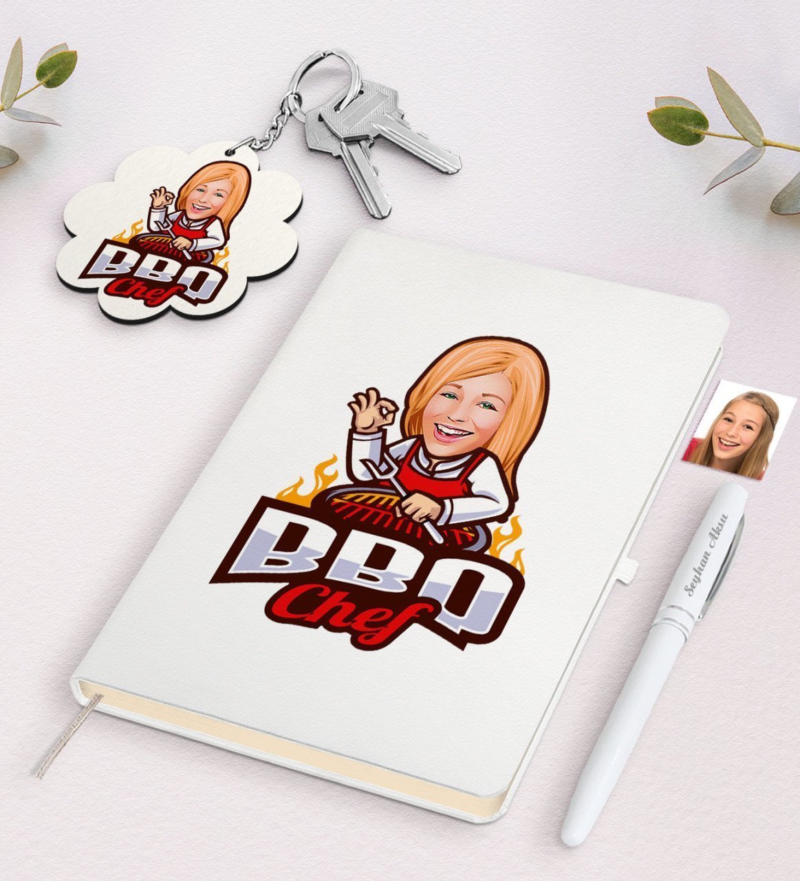 Kişiye Özel Kadın Barbekü Chef Karikatürlü Beyaz Defter Kalem ve Anahtarlık Hediye Seti