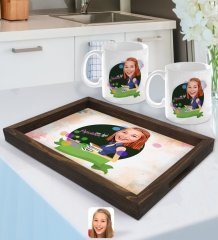 Kişiye Özel Kadın En İyi Öğretmen Karikatürlü Doğal Ahşap Tepsi ve 2’li Kupa Bardak Seti-1