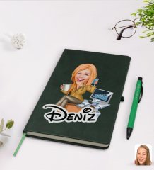 Kişiye Özel Kadın Muhasebeci Karikatürlü Yeşil Termo Deri Defter Kalem Seti Model 1