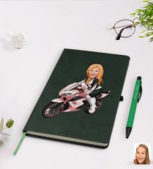 Kişiye Özel Kadın Motorcu Karikatürlü Yeşil Termo Deri Defter Kalem Seti Model 2