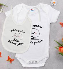 BK Kids Bir Bela Geliyor Tasarımlı Beyaz Bebek Body Zıbın ve Mama Önlüğü Hediye Seti-1