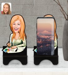 Kişiye Özel Kadın Grafik Tasarımcı Karikatürlü Ahşap Biblo Telefon Standı-1