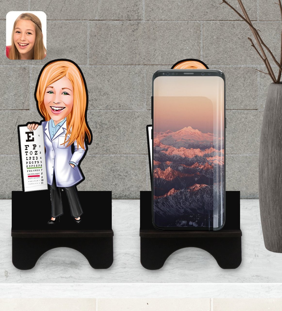 Kişiye Özel Kadın Göz Doktoru Karikatürlü Ahşap Biblo Telefon Standı-1