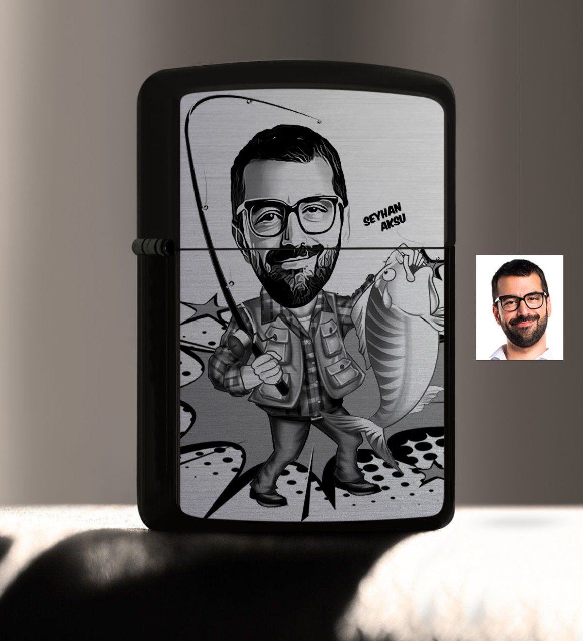 Kişiye Özel Bay Balıkçı Karikatürlü Benzinli Siyah Metal Çakmak - 1
