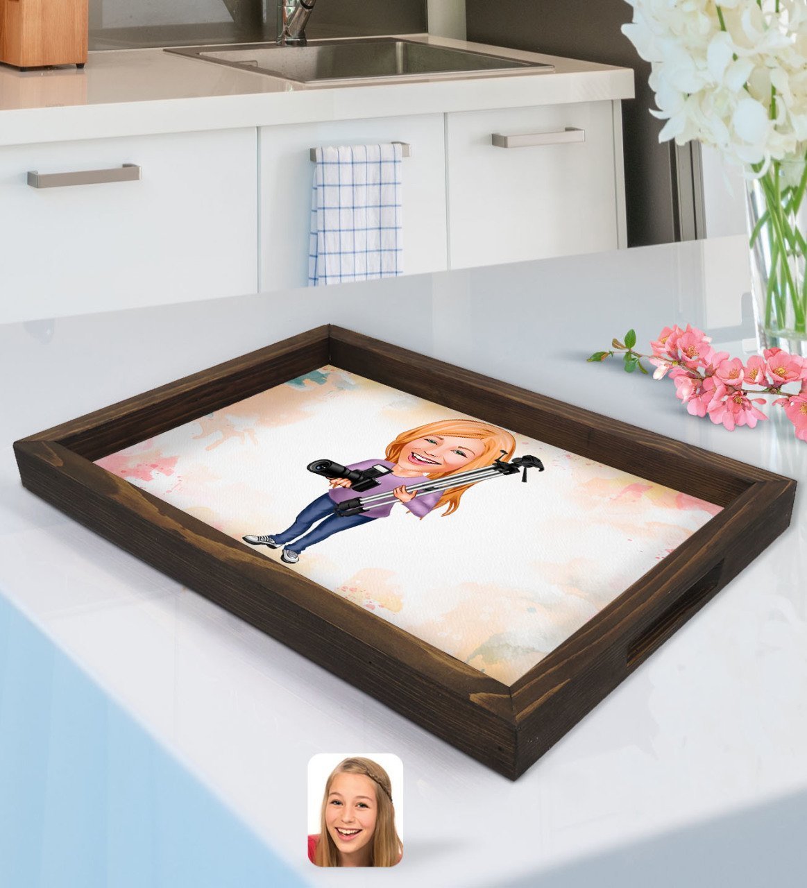 Kişiye Özel Kadın Fotoğrafçı Karikatürlü Doğal Ahşap Tepsi-1