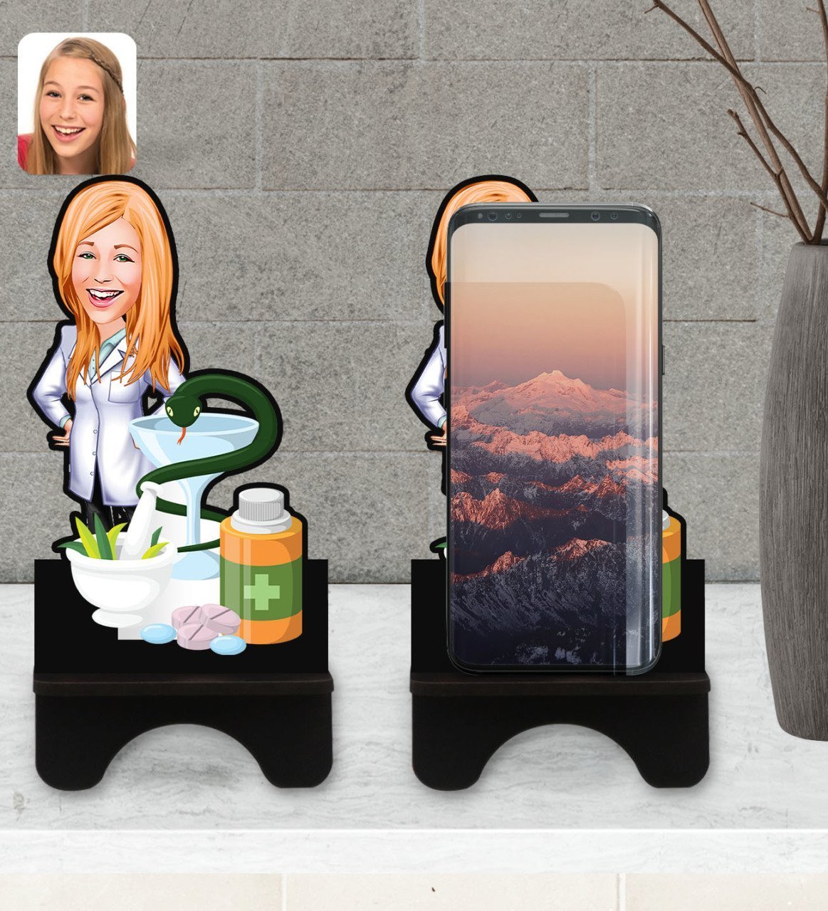 Kişiye Özel Kadın Eczacı Karikatürlü Ahşap Biblo Telefon Standı-2
