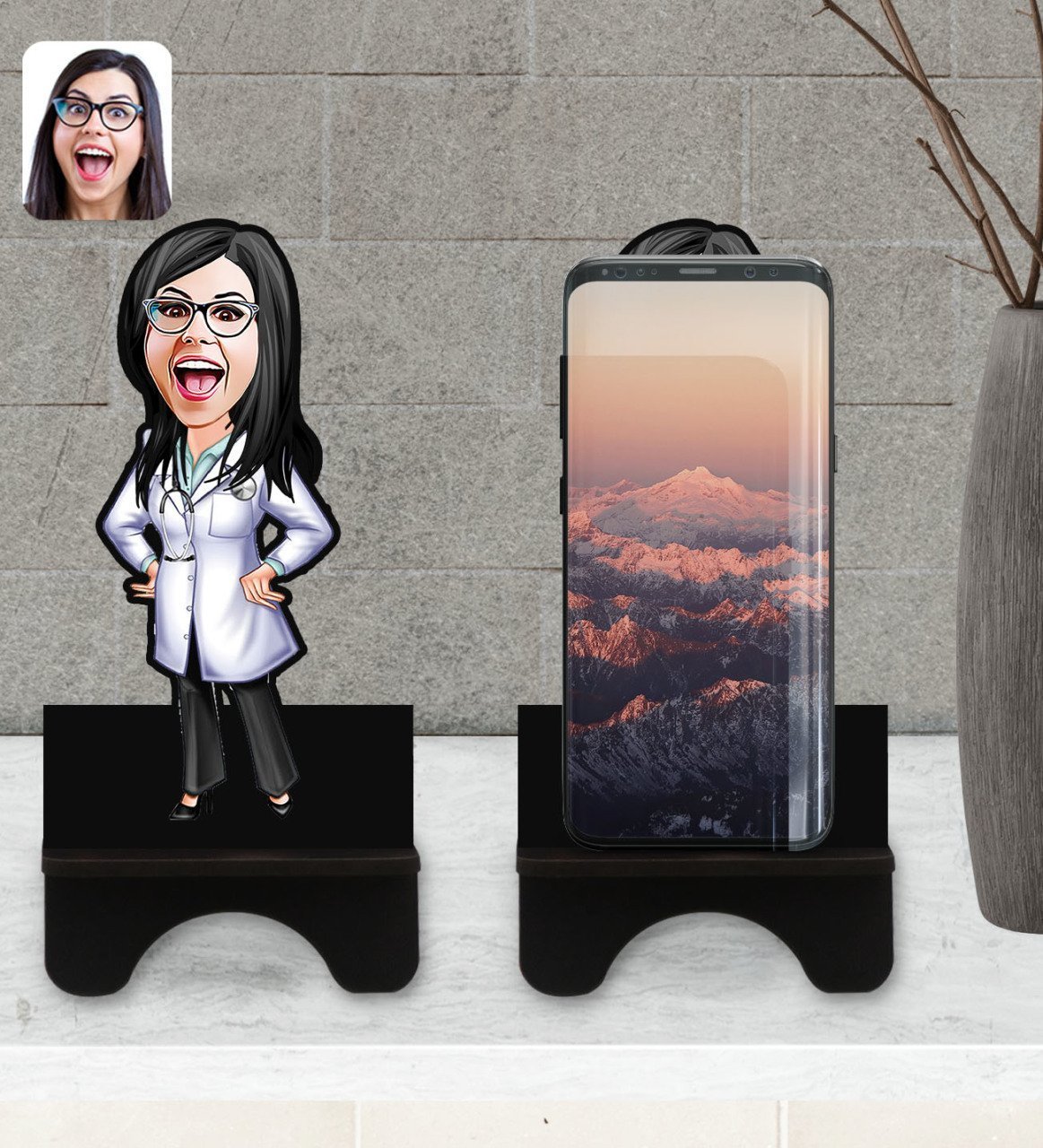 Kişiye Özel Kadın Doktor Karikatürlü Ahşap Biblo Telefon Standı-1