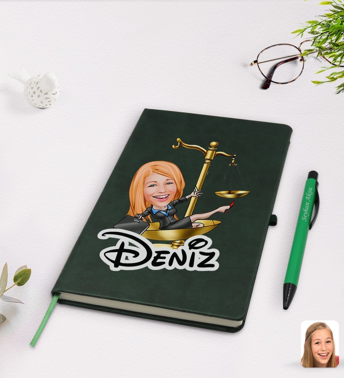 Kişiye Özel Kadın Avukat Karikatürlü Yeşil Termo Deri Defter Kalem Seti Model 4