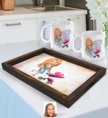 Kişiye Özel Ev Hanımı Karikatürlü Doğal Ahşap Tepsi ve 2’li Kupa Bardak Seti-1